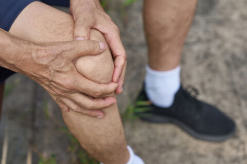 [이호빈의 건강노트] 살랑이는 봄바람에 무릎 &lsquo;시큰&rsquo;&hellip; 중장년층 습격하는 퇴행성 관절염