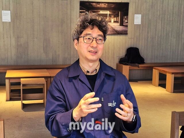 신우창 국순당 연구소장이 박봉담의 공간과 술에 대해 설명하고 있다. 신 소장은 ‘한줌의 쌀로 세상을 놀라게 하고 싶다’는 철학을 갖고 국순당에서 27년째 술을 빚고 있다. /방금숙 기자