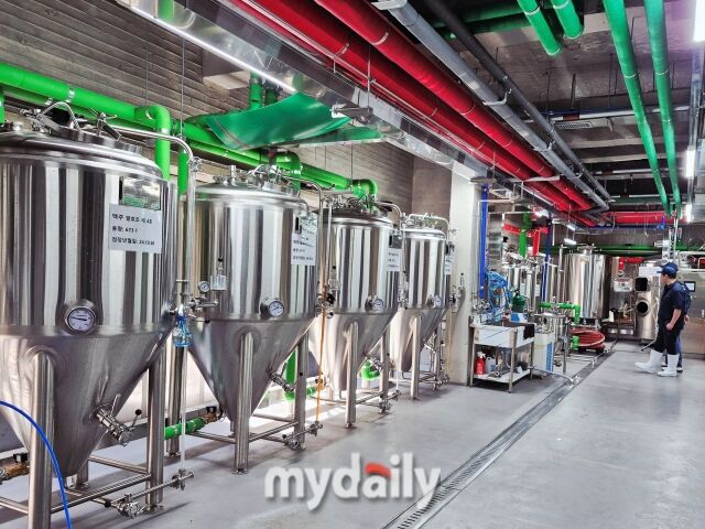 현대적인 스테인리스 발효 탱크 시설을 통해 우리 술이 과학적으로 익어가는 과정을 엿볼 수 있다. /방금숙 기자