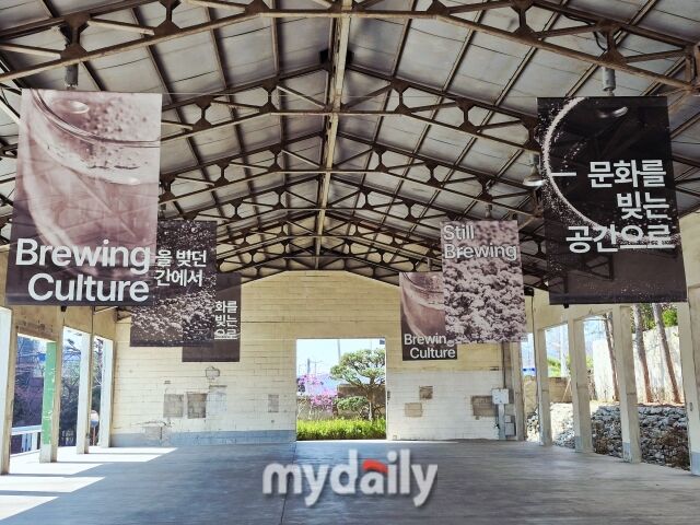 과거 물류 창고로 쓰인 낡은 건물이 다목적홀 풍류정으로 재탄생했다. 박봉담은 1주년을 맞아 지난달부터 국순당 우리술 헤리티지 전시와 도슨트 투어 등 고객 체험형 프로그램을 새롭게 선보였다. /방금숙 기자