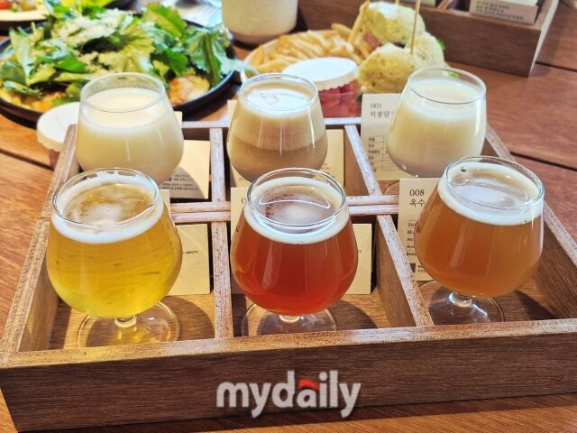 박봉담 양조장에서 만든 신선한 막걸리와 수제맥주 샘플러. 술과 음식을 넘나드는 미식을 경험할 수 있다. /방금숙 기자