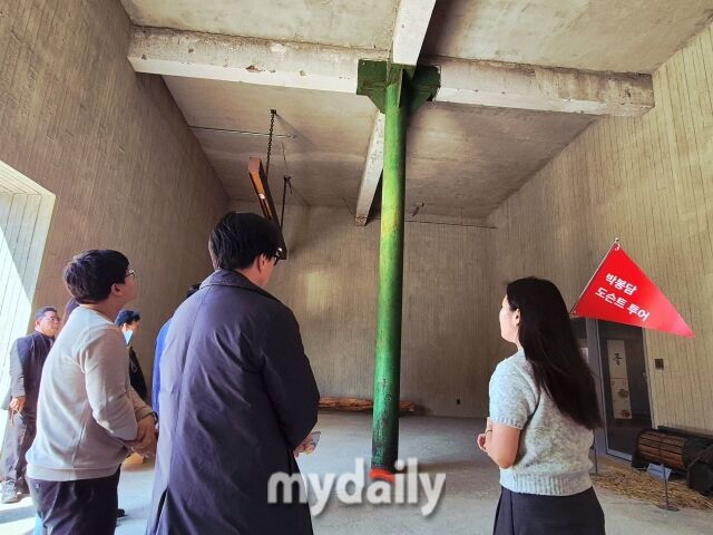 전문 도슨트의 설명을 들으며 과거 양조 설비와 공간의 역사를 살펴보고 있는 방문객들. /방금숙 기자