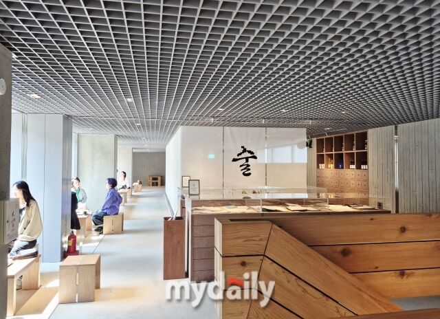 현대적인 격자문의 천장과 나무, 통유리창으로 디자인된 카페 내부. 술 글자가 새겨진 곳이 테이스팅룸이다. /방금숙 기자