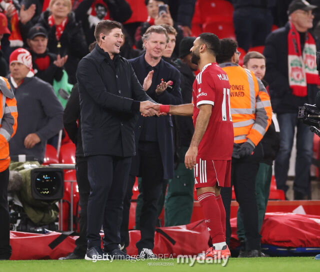 스티븐 제라드(왼쪽)와 모하메드 살라./게티이미지코리아