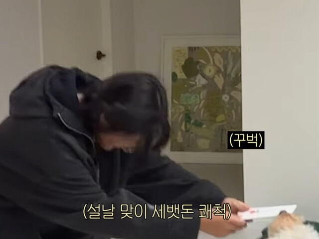 윤혜진의 딸은 새해를 맞아 삼촌에게 세뱃돈을 받고 있다. / 유튜브 '윤혜진의 What see TV'