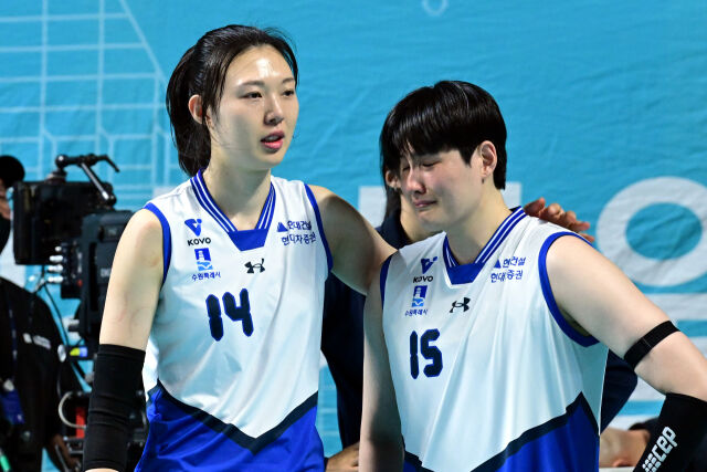 양효진이 마지막 경기를 끝낸 뒤 눈물을 흘리는 김희진을 다독이고 있다. / 한국배구연맹(KOVO)
