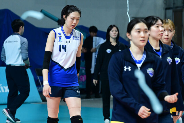 현대건설이 세트 스코어 0-3으로 패배한 뒤 고개를 숙이는 양효진. / 한국배구연맹(KOVO)
