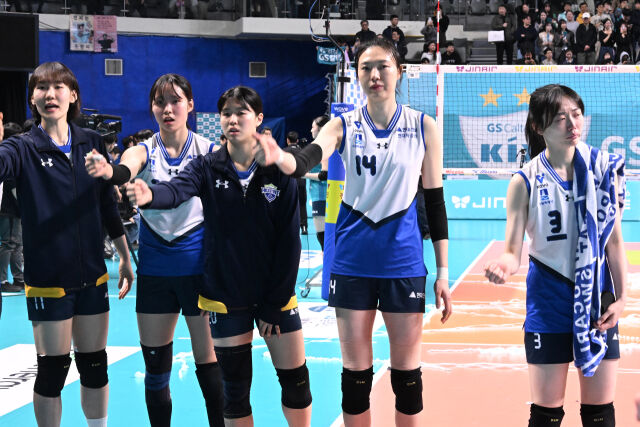 양효진이 코트에서 마지막 미팅을 하고 있다. / 한국배구연맹(KOVO)