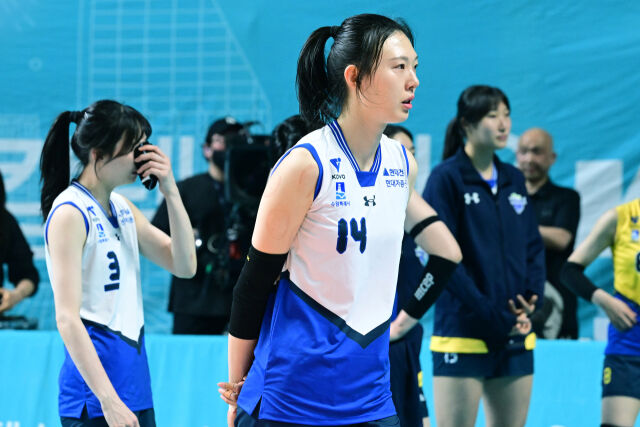 양효진 뒤편으로 김다인이 눈물을 흘리고 있다. / 한국배구연맹(KOVO)