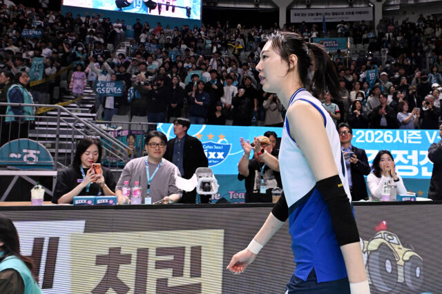 현대건설 양효진이 팬들에게 인사를 한 뒤 담담한 표정으로 코트를 나서고 있다. / 한국배구연맹(KOVO)