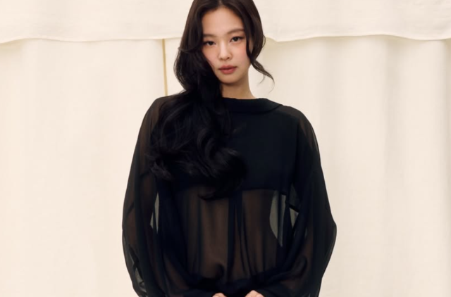 제니는 지난 4월 1일 강원도 원주시 뮤지엄산에서 열린 프랑스 샴페인 하우스 뵈브 클리코와 디자이너 시몽 포르테 자크뮈스의 런치 행사에 참석했다. /자크뮈스 소셜미디어