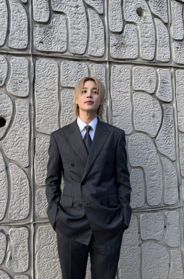 지민이 특유의 유쾌한 매력으로 팬들의 시선을 사로잡았다. / 지민 SNS