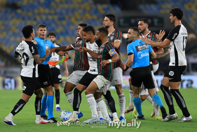 알랑(왼쪽)이 충돌했다./게티이미지코리아