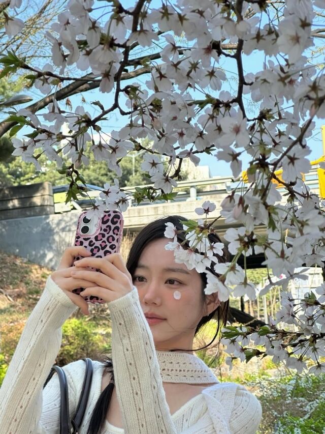 이유비가 봄 분위기 가득한 벚꽃 나들이 근황을 전했다. / 이유비 SNS