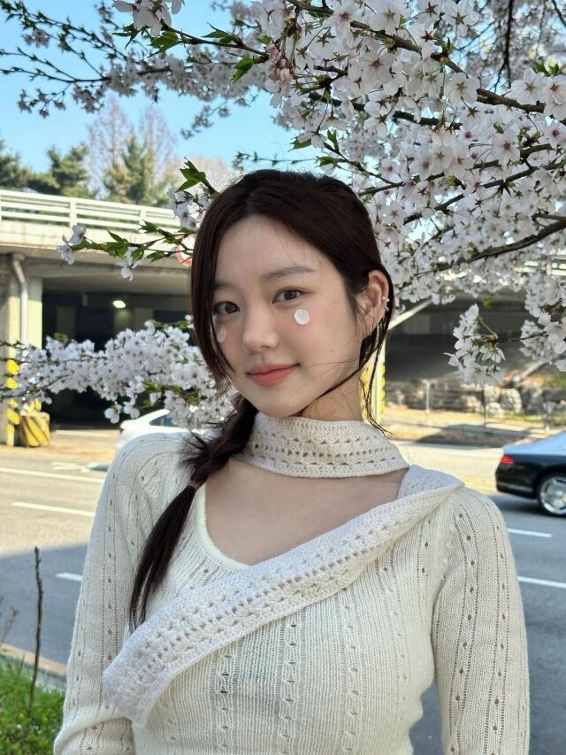 이유비가 봄 분위기 가득한 벚꽃 나들이 근황을 전했다. / 이유비 SNS