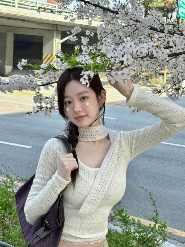 이유비가 봄 분위기 가득한 벚꽃 나들이 근황을 전했다. / 이유비 SNS