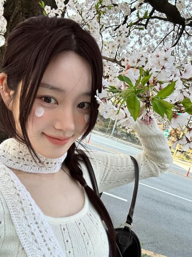 이유비가 봄 분위기 가득한 벚꽃 나들이 근황을 전했다. / 이유비 SNS