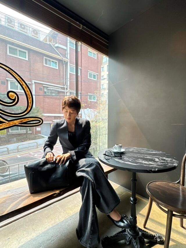 김희애가 숏컷 스타일로 파격 변신했다. / 김희애 SNS