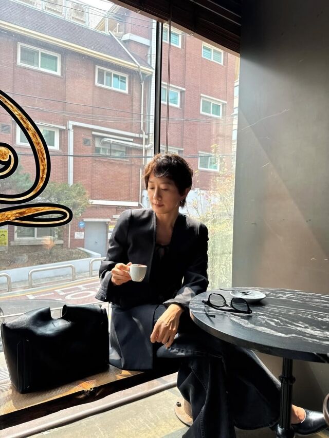 김희애가 숏컷 스타일로 파격 변신했다. / 김희애 SNS