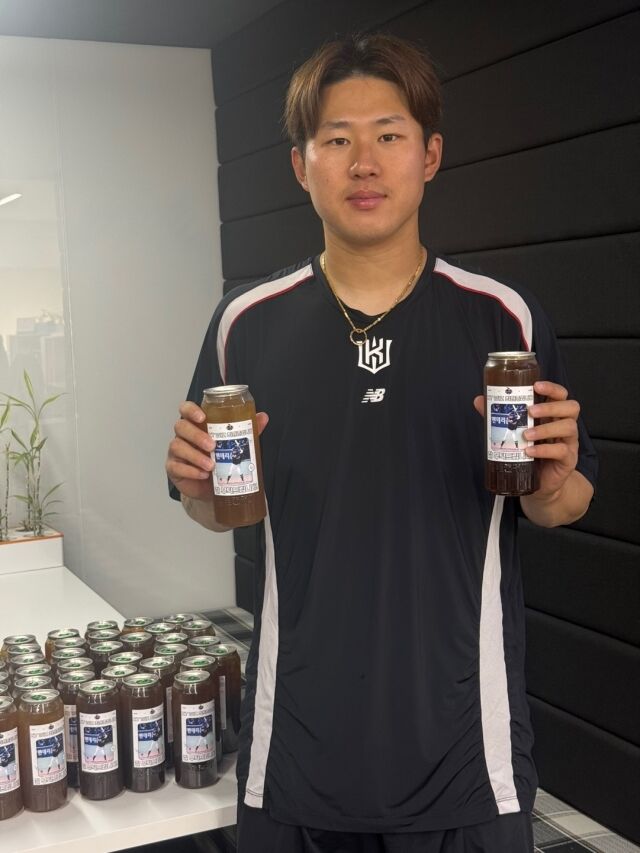 최원준이 KT 구단 관계자 130여명에게 음료를 선물했다./KT 위즈