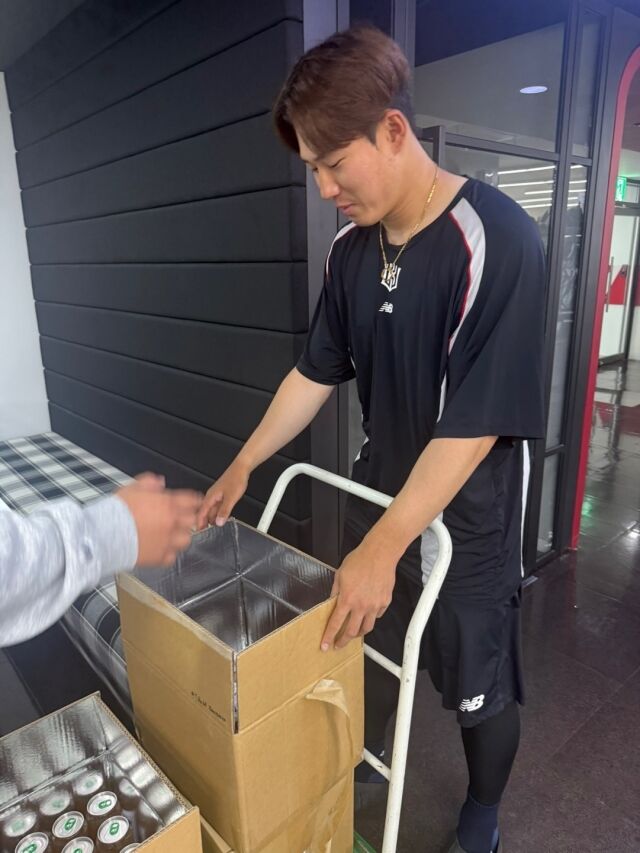 최원준이 KT 구단 관계자 130여명에게 음료를 선물했다./KT 위즈