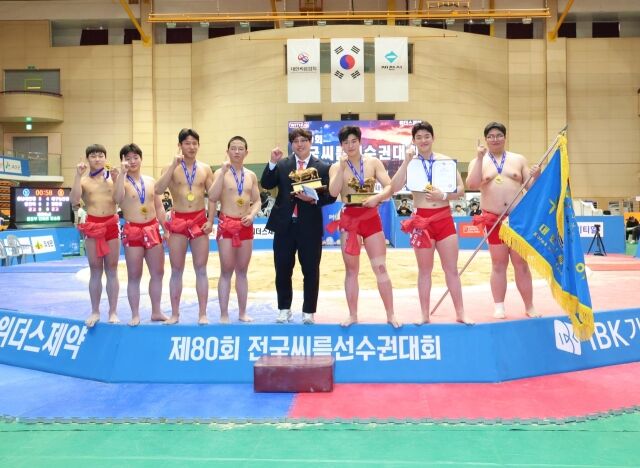 3일 충청북도 제천시 제천체육관에서 열린 ‘제80회 전국씨름선수권대회' 중학교부 단체전 우승을 차지한 능인중학교(대구광역시)가 한다복 감독과 함께(왼쪽 다섯 번째) 기념사진을 찍고 있다./대한씨름협회