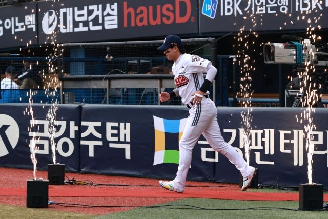 홈 개막전 행사에서 입장하는 박찬호./두산 베어스