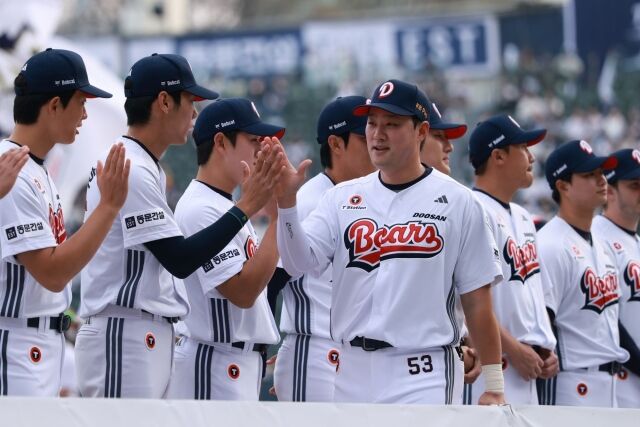 홈 개막전 행사에서 입장하며 동료들과 하이파이브하는 양석환./두산 베어스