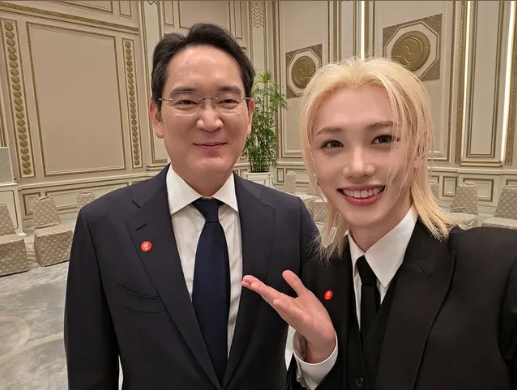 이재용 삼성전자 회장(왼쪽)과 투샷을 찍은 그룹 스트레이 키즈 멤버 필릭스 / 필릭스 소셜미디어