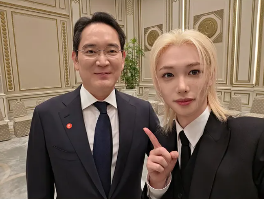이재용 삼성전자 회장(왼쪽)과 투샷을 찍은 그룹 스트레이 키즈 멤버 필릭스 / 필릭스 소셜미디어