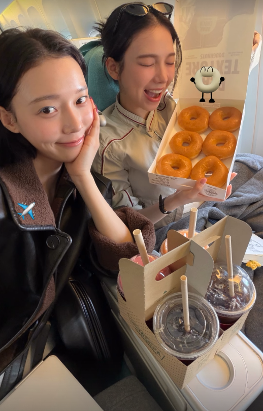 그룹 에스파 멤버 윈터(왼쪽)와 카리나가 비행기 안에서 투샷을 공개했다. / 윈터 소셜미디어