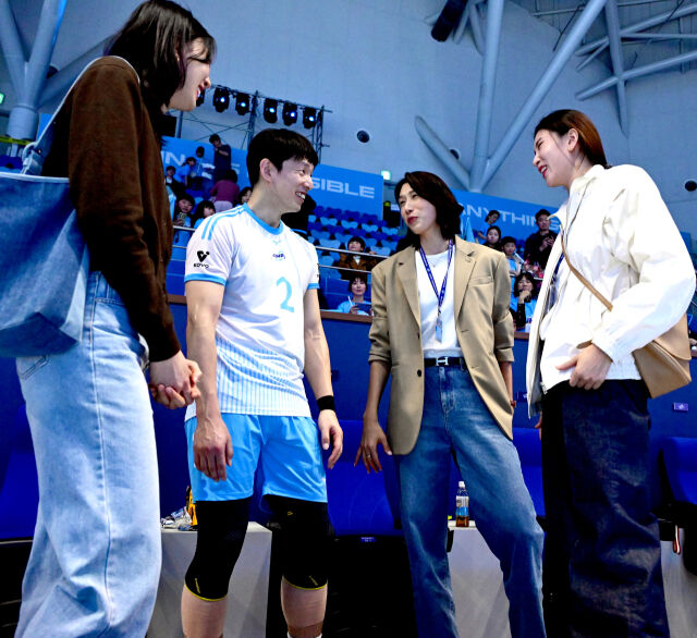 대한항공 한선수가 김연경, 김수지, 양효진과 이야기를 나누고 있다 / 한국배구연맹(KOVO)