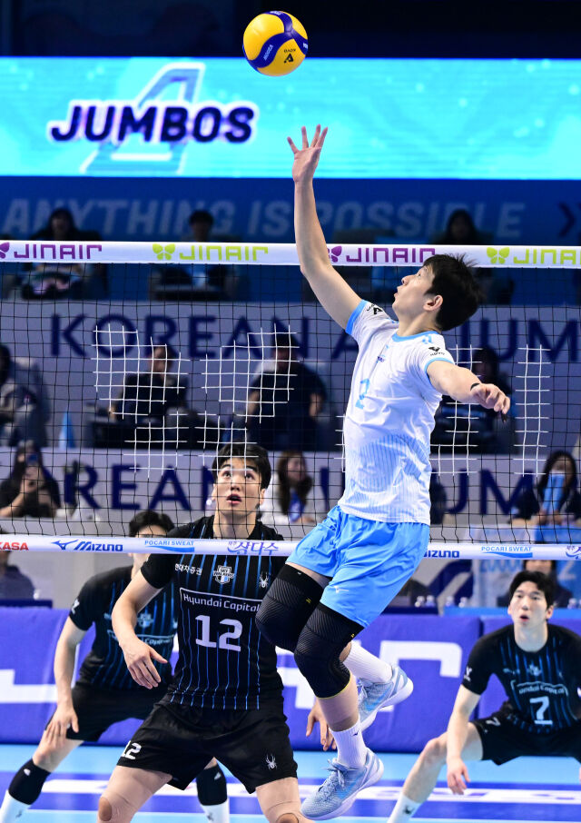 대한항공 한선수가 토스하고 있다 / 한국배구연맹(KOVO)