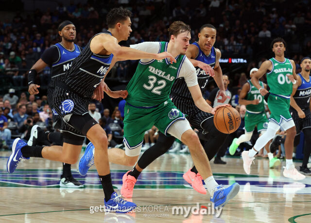 드리블하는 플래그(왼쪽에서 세 번째). /게티이미지코리아