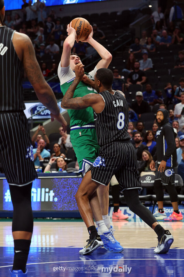 플래그(가운데)가 상대 거친 수비를 뚫고 점퍼를 날리고 있다. /게티이미지코리아