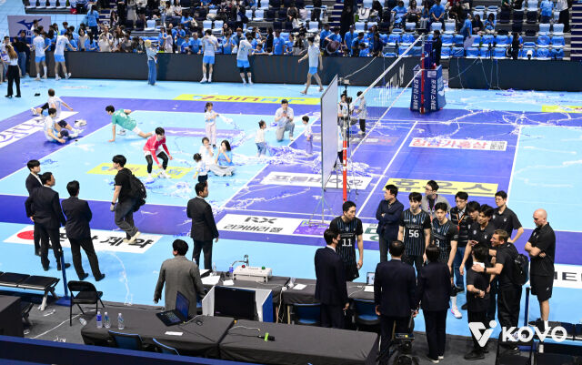 경기 후 항의하고 있는 현대캐피탈./KOVO