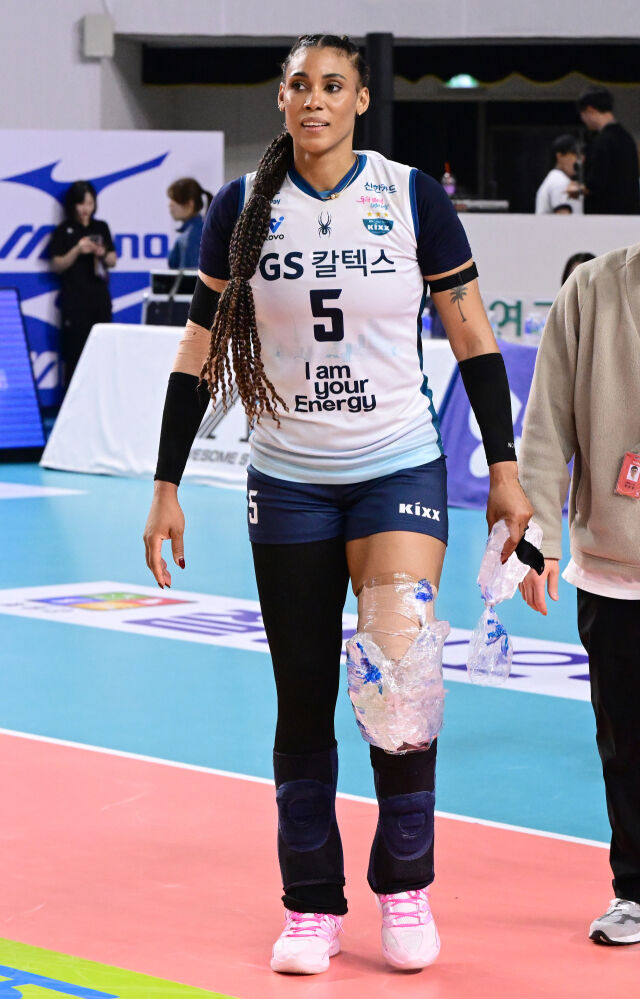 실바가 챔피언결정전 2차전에서 승리한 뒤 아이싱을 하고 이동하고 있다 / 한국배구연맹(KOVO)