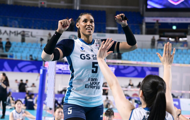 실바가 챔피언결정전 2차전에서 승리한 뒤 팬들을 향해 춤을 추고 있다 / 한국배구연맹(KOVO)