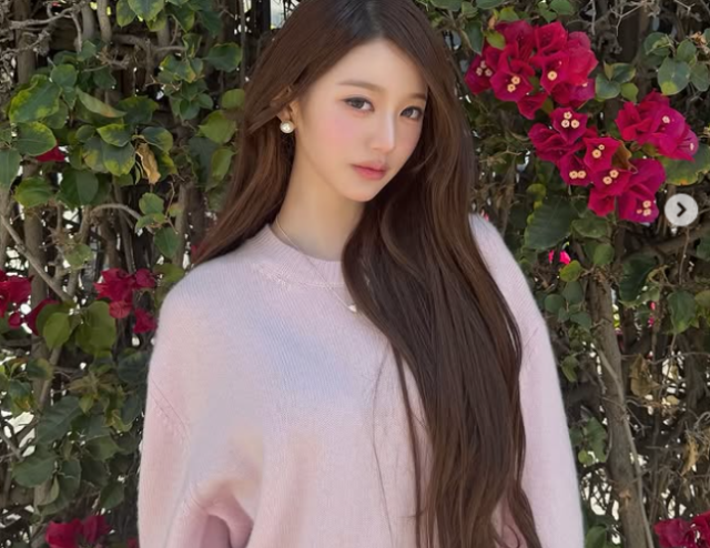 장원영은 지난 4일 자신의 SNS를 통해 특별한 멘트 없이 여러 장의 사진을 게재하며 따뜻한 봄날의 일상을 공유했다./장원영 소셜미디어