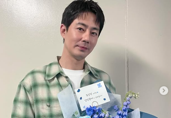 배우 조인성이 평범한 근황 게시물을 올렸다가 예기치 못한 정치적 댓글 공세에 시달리고 있다. /조인성 소셜미디어