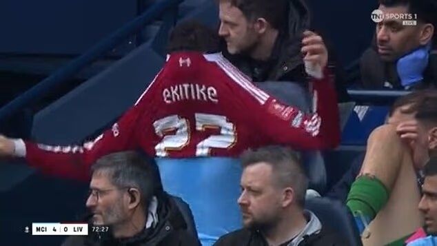 라얀 셰르키가 경기 중에 위고 에키티케 유니폼을 입고 있다./중계화면 캡처