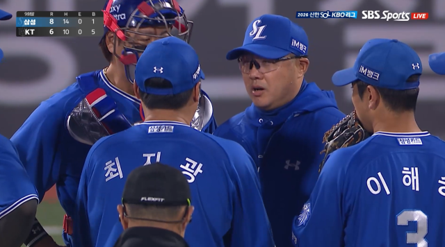 박진만 감독이 직접 마운드에 올라 최지광과 이야기를 나누고 있다./티빙 중계화면 캡처