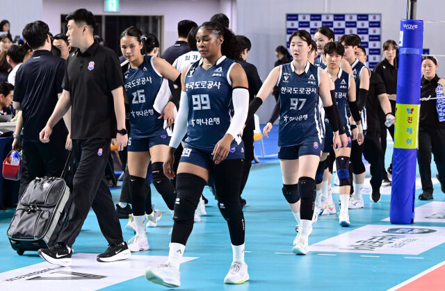 한국도로공사 선수들이 아쉬워하고 있다 / 한국배구연맹(KOVO)
