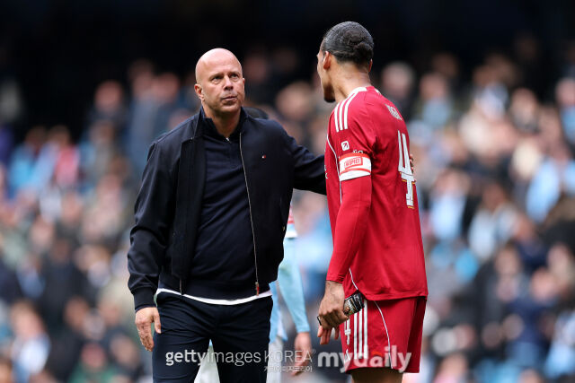 아르네 슬롯 감독(왼쪽)과 버질 판 다이크./게티이미지코리아