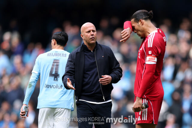 아르네 슬롯 감독(왼쪽)과 버질 판 다이크./게티이미지코리아