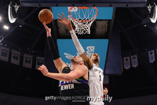 웸반야마(오른쪽)를 피해 레이업하는 요키치. /게티이미지코리아