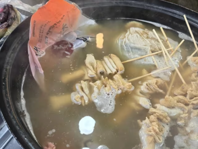 비닐봉지에 담긴 포장 순대가 어묵 국물에 담겨 있는 모습. / 소셜미디어