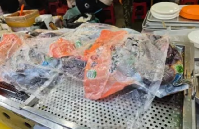 비닐 포장이 된 순대를 그대로 찜기에 찐 모습. /소셜미디어