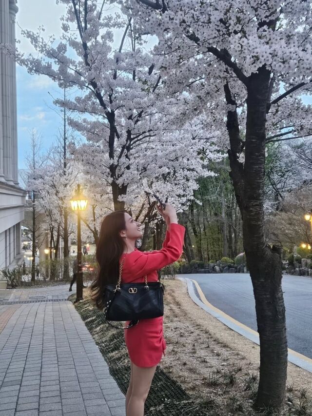 박은빈이 이전과는 달라진 스타일링으로 시선을 사로잡았다. / 박은빈 SNS