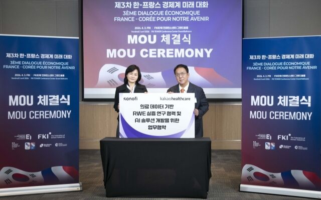 카카오헬스케어와 사노피가 지난 3일 서울 여의도 KFI타워 컨퍼런스센터에서 열린 ‘제3차 한국-프랑스 경제계 미래 대화’에서 ‘의료 데이터 기반 RWE 실증 연구 협력 및 AI 솔루션 개발을 위한 양해각서(MOU)를 체결했다. 배경은 사노피 한국법인 대표(왼쪽), 황희 카카오헬스케어 대표. /카카오헬스케어